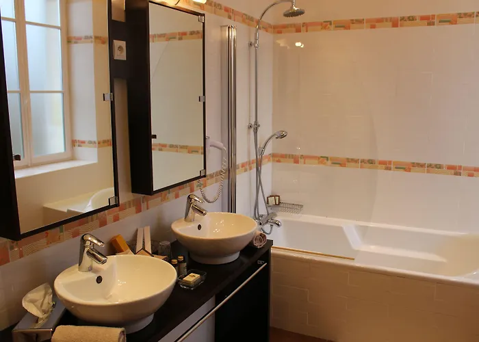 Rollan De By Hotell 3*