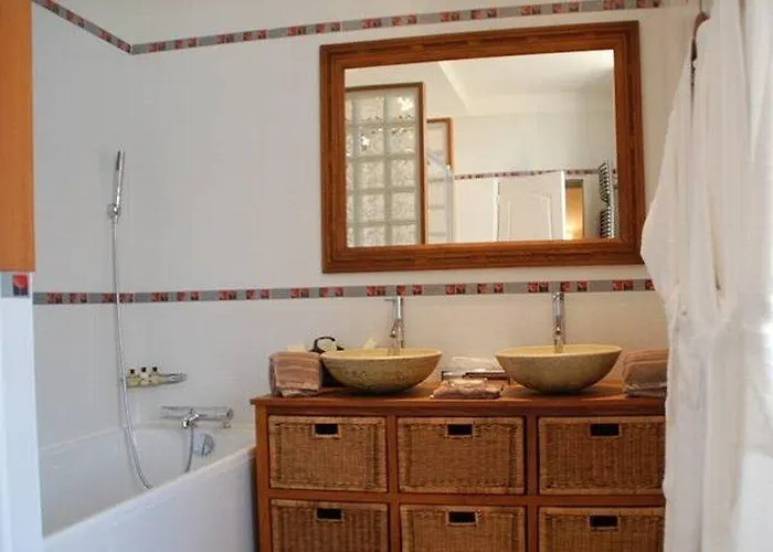 Rollan De By Hotell 3*